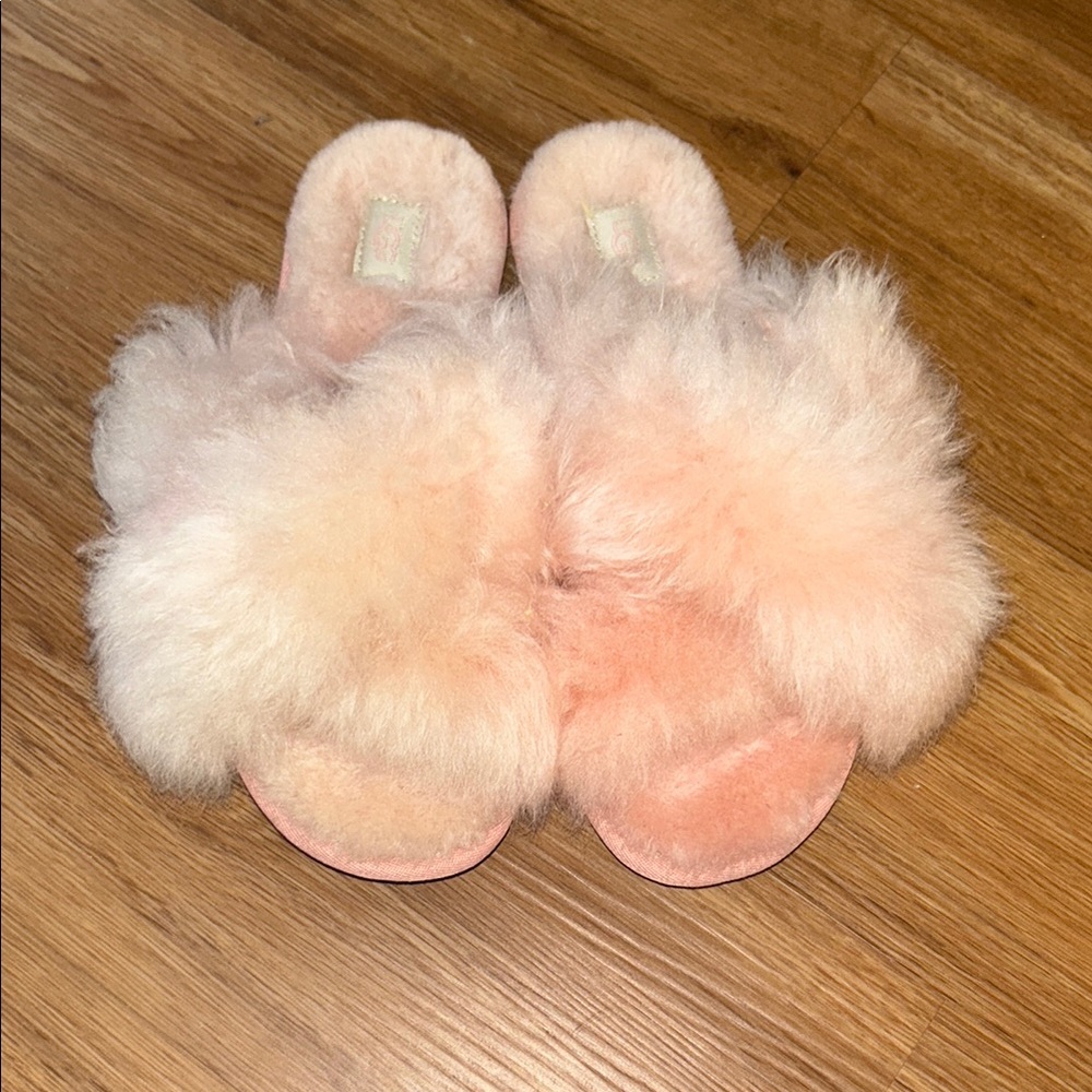 Uggs women’s Pink Slippers